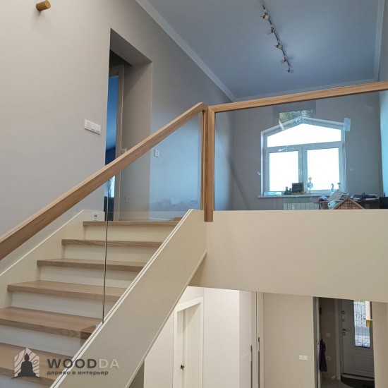 Лестница с ограждением из стекла